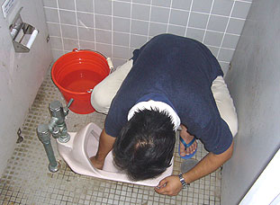 お父さんがトイレ掃除